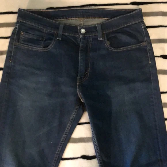 5 pairs of Levi’s Jeans